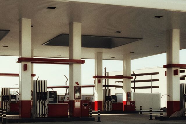 Prețurile la carburanți influențează bugetele de vacanță ale românilor — Revista Voyage Voyage