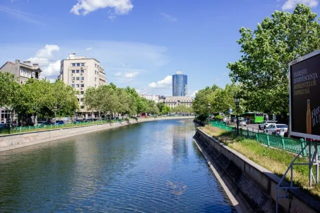 Canalul Dâmbovița din centrul Bucureștiului, cu clădiri istorice și panoramă urbană
