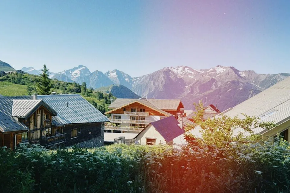 Photo mountain hotel vs guesthouse comparison